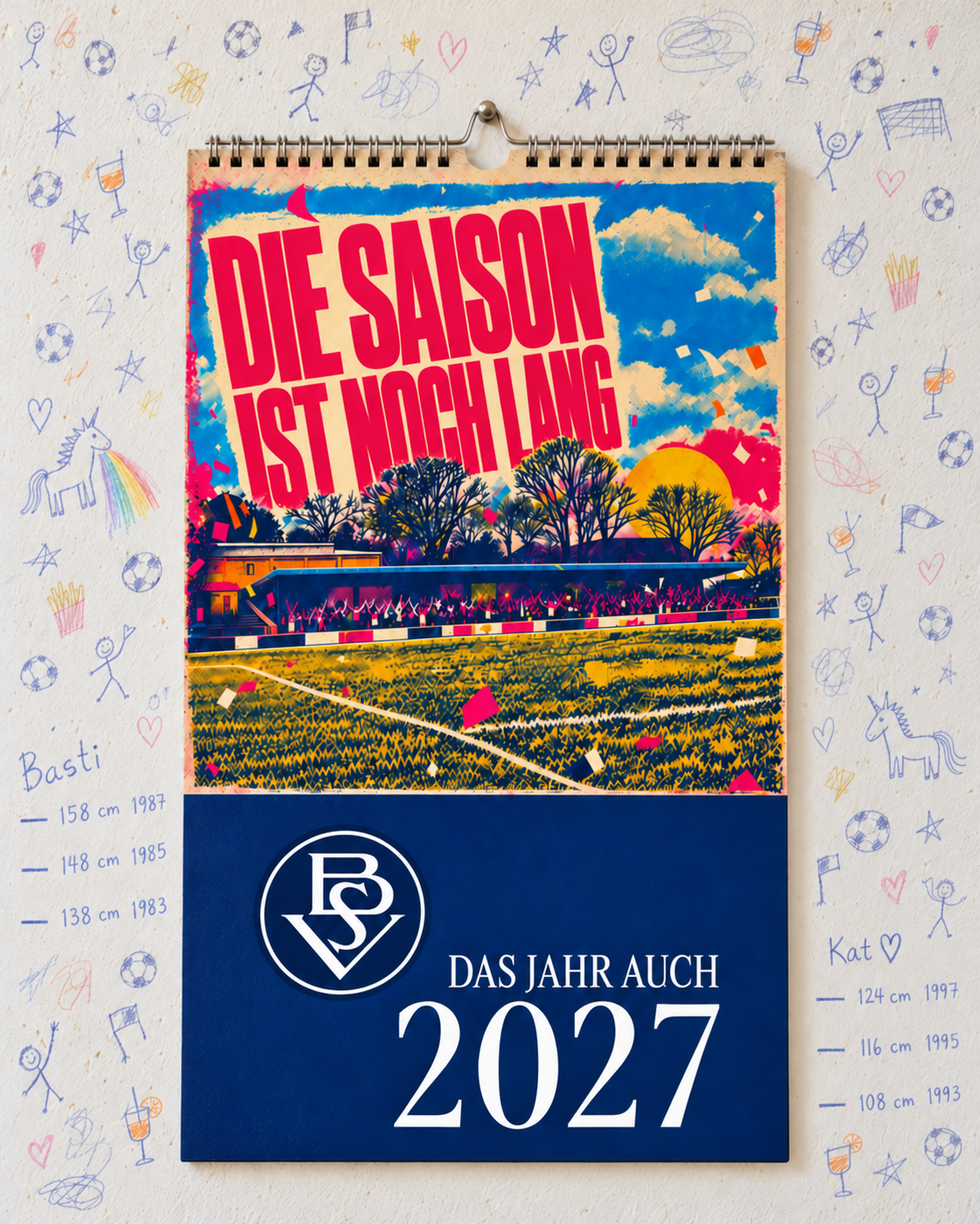 Bremer SV Küchenkalender 2027 an heller Wand mit kleinen Kritzeleien, Aperolgläsern und Größenstrichen für Basti und Kat.