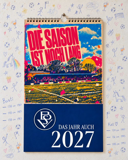 Bremer SV Küchenkalender 2027 an heller Wand mit kleinen Kritzeleien, Aperolgläsern und Größenstrichen für Basti und Kat.