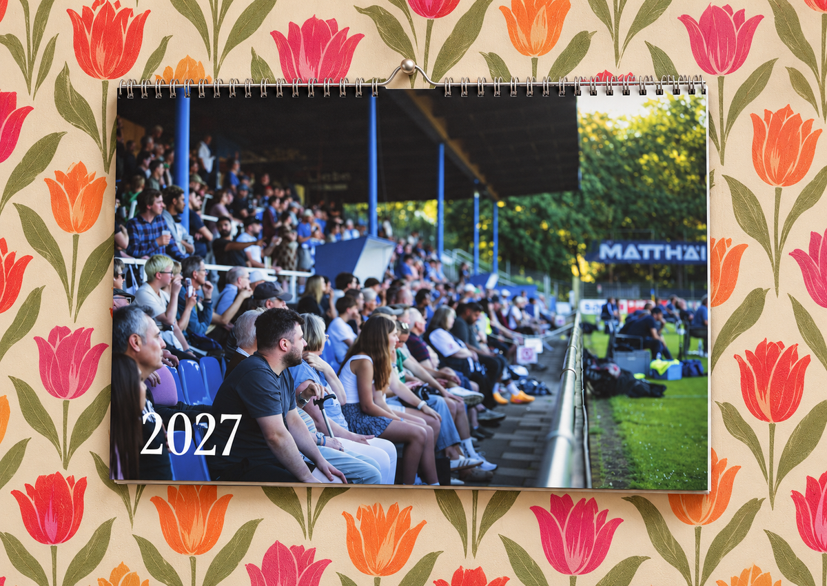 Bremer SV Fotokalender 2027 an einer Wand mit Tulpentapete