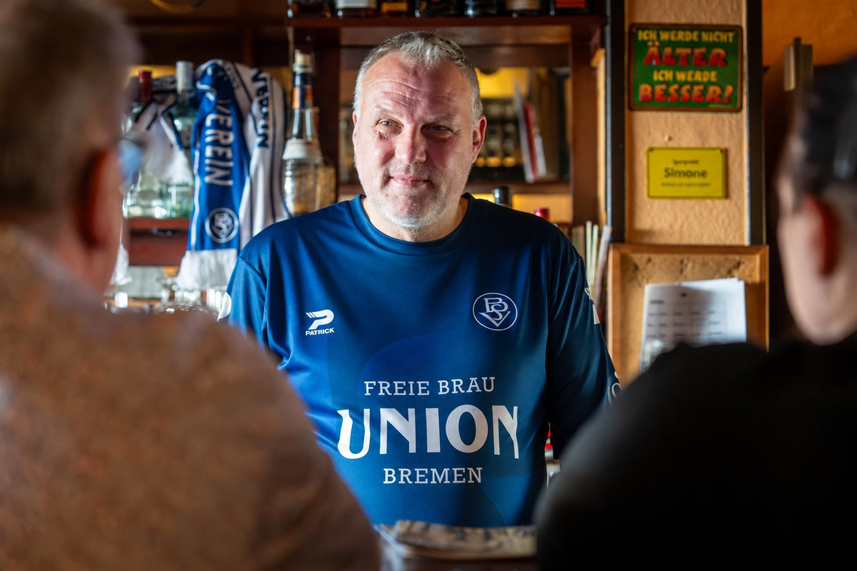 Kai zeigt das BSV-Trikot – vollständig sichtbares Originalmotiv
