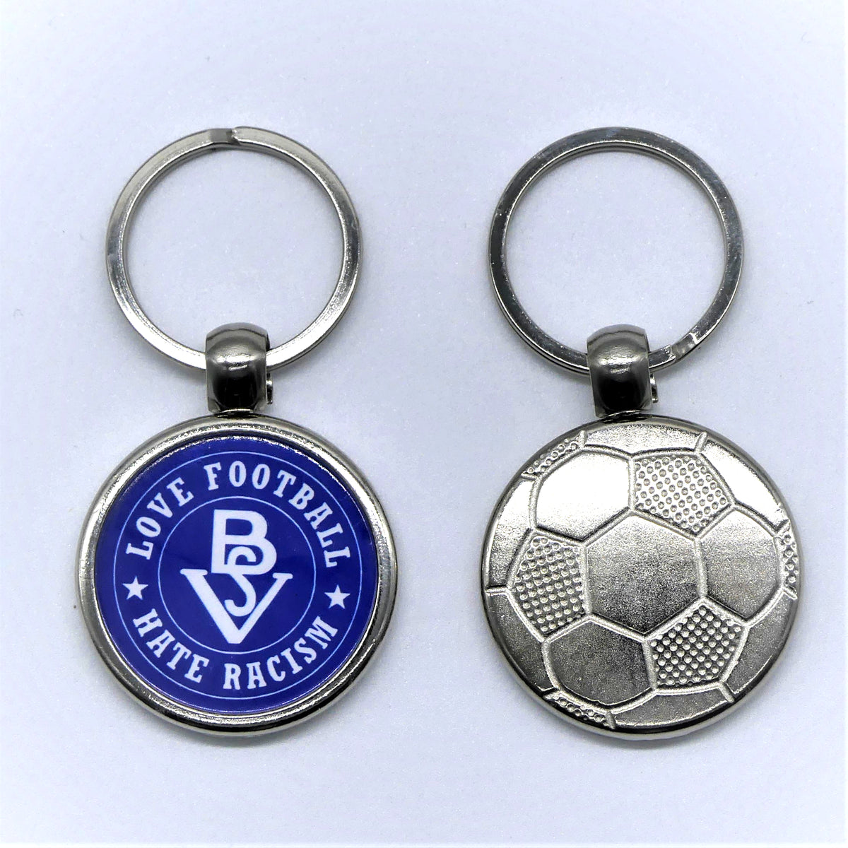 Metall-Schlüsselanhänger „Love Football – Hate Racism“